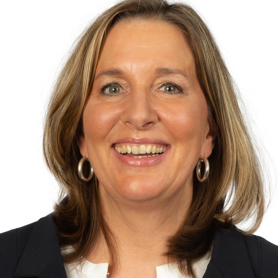 Gizella Komondy 464 bewerkt vierkant